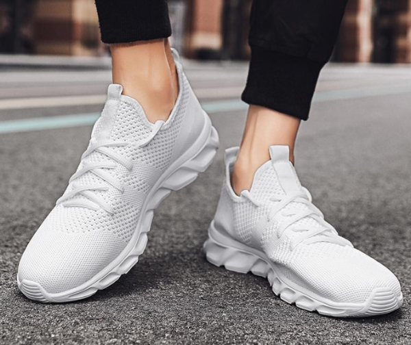 Sepatu sneakers dengan bahan mesh yang ringan